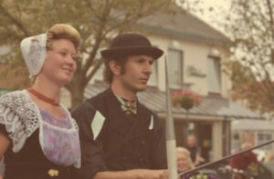 Ringrijden in traditionele klederdracht